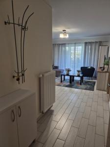 cocina y sala de estar con sala de estar con suelo en Apartament Słoneczny, en Międzywodzie