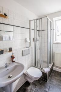 エアフルトにあるHotel Gartenstadt Erfurtのトイレ、洗面台、シャワー付きのバスルーム +48枚の写真