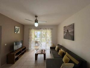 TV a/nebo společenská místnost v ubytování Crystal Beach Ti Trésor Appartement bord de mer