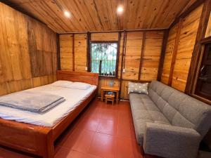 Khu vực ghế ngồi tại Eliss Garden Coffee & Homestay