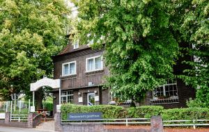 エアフルトにあるHotel Gartenstadt Erfurtの目の前の看板が立つレンガ造り