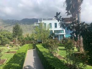 a garden with a building in the background at Family Beach Swimming Pool Villa Luanit in Tragjas