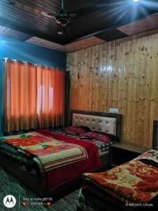 Postel nebo postele na pokoji v ubytování Jbk new hotel Auli
