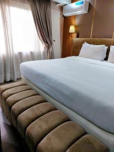 Łóżko lub łóżka w pokoju w obiekcie Golden Tulip Hotel Port Harcourt -GTPH