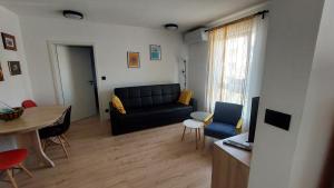 un soggiorno con un divano e un tavolo di Cute Apartment Marla Art close to Center a Pola (Pula)