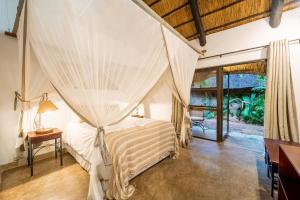 Postel nebo postele na pokoji v ubytování Nguni Lodge + 37 fotografií
