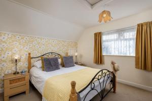 a bedroom with a bed and a window at Casa Sirena Apartment in Fistral, Newquay in Newquay