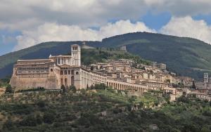 ValfabbricaにあるCasa Clorofilla - Umbria, Private Gardenの山頂大きな建物