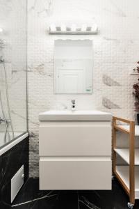 Et badeværelse på High-End 1BR in Pipera w Parking + 34 billeder