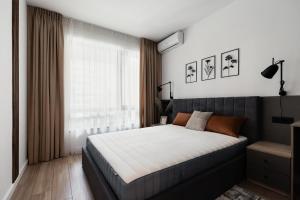 En eller flere senge i et værelse på High-End 1BR in Pipera w Parking