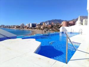 una piscina con vistas a la playa y a los edificios en Palacio de Poniente with views, en Benalmadena Costa