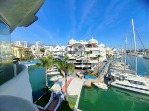 Una vista de un puerto deportivo con barcos en el agua. en Palacio de Poniente with views, en Benalmadena Costa