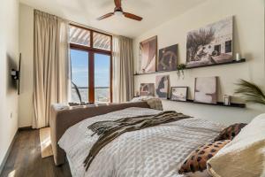 Un dormitorio con una cama y una ventana. en GuestReady - West Side Studios in Palm Jumeirah, en Dubái