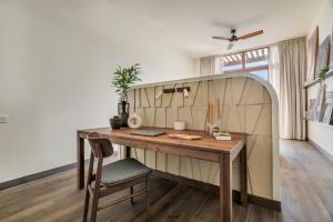 una oficina con un escritorio de madera y una silla en GuestReady - West Side Studios in Palm Jumeirah, en Dubái 37 fotos más