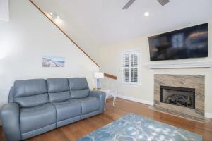 un soggiorno con divano e camino di Azure home a Emerald Isle