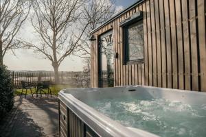 Fotografie z fotogalerie ubytování Luxe Tiny House incl Jacuzzi en Strandhuisje in zomerseizoen v destinaci Meliskerke