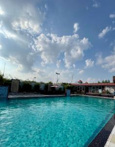 Bazén v ubytování Hotel Sparkle Inn nebo v jeho okolí