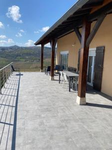 LeynesにあるLa Maison Des Fes Leynesのパティオ(テーブル、椅子付)