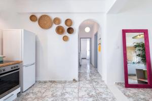 Kuchyňa alebo kuchynka v ubytovaní Menta II in Naousa with free parking Paros