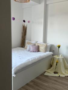 ein weißes Bett mit Kissen auf dem Zimmer in der Unterkunft 4seasons - Aquapark in Jagodina