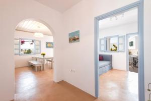 pasillo abierto con sala de estar y mesa en Menta I in the heart of Naousafree parkingParos, en Naousa