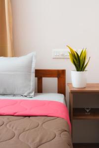 Postel nebo postele na pokoji v ubytování Tech Nest Kazhakkoottam