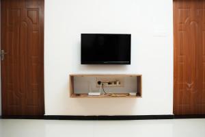 TV a/nebo společenská místnost v ubytování Tech Nest Kazhakkoottam