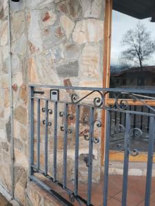 ビヌエサにあるCasa Romarの石壁のバルコニーに金属製の手すり