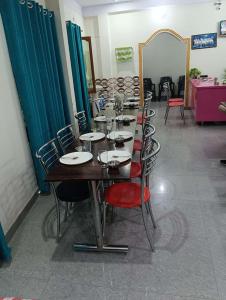 BarkotDevlok Tourist Complex的有一张长桌子和椅子的餐厅