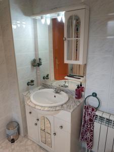 ビヌエサにあるCasa Romarの洗面台と鏡のあるバスルーム +20枚の写真