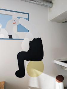 une peinture d'une personne sur un mur dans l'établissement ART HOTELS SHIBUYA, à Tokyo 47 autres photos