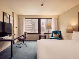 Televiisor ja/või meelelahutuskeskus majutusasutuses Sofitel Brisbane Central