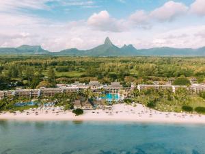 una vista aerea del resort e della spiaggia di Sofitel Mauritius L'Imperial Resort & Spa a Flic-en-Flac