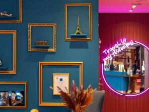 ściana z obrazami wieży Eiffel i lustrem w obiekcie ibis Styles Wałbrzych w Wałbrzychu