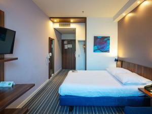 Łóżko lub łóżka w pokoju w obiekcie ibis Styles Wałbrzych