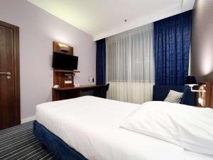 Łóżko lub łóżka w pokoju w obiekcie ibis Styles Wałbrzych