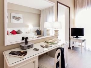 TV a/nebo společenská místnost v ubytování Aparthotel Adagio Rome Vatican + 37 fotografií