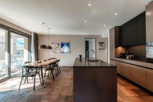安德马特Andermatt Arve Relax by Quokka 360的带桌子的厨房和餐厅