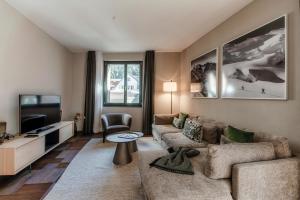 安德马特Andermatt Arve Relax by Quokka 360的带沙发和电视的客厅