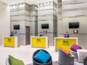 Ibis Styles Jakarta Mangga Dua Square的电视和/或娱乐中心