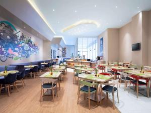 Ibis Styles Jakarta Mangga Dua Square餐厅或其他用餐的地方