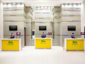 Ibis Styles Jakarta Mangga Dua Square的电视和/或娱乐中心