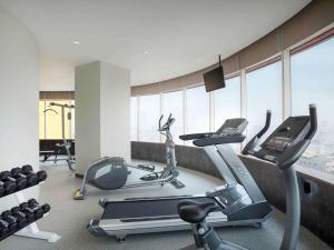 Ibis Styles Jakarta Mangga Dua Square的健身中心和/或健身设施