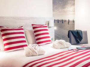 Cama ou camas em um quarto em Mercure Trouville Sur Mer