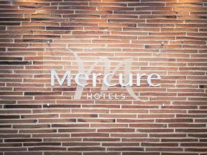 Um certificado, prêmio, placa ou outro documento exibido em Mercure Trouville Sur Mer