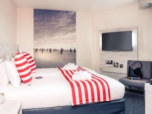 Cama ou camas em um quarto em Mercure Trouville Sur Mer