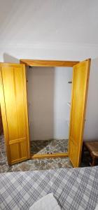 a closet with wooden doors in a bedroom at Habitaciones en Chalet 1º linea de playa in Cullera
