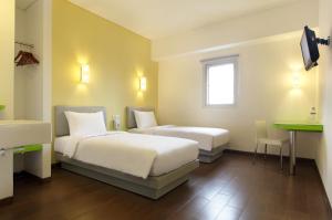 Un pat sau paturi într-o cameră la Amaris Hotel Mangga Besar