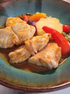 a plate of food with chicken and vegetables and sauce at Le Tournedos in Lézignan-Corbières