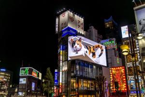 a sign with a dog on the side of a building at La Amélie Shinjuku Sweet Familie et Enfants Moments 渋谷新宿家族の甘い時 in Tokyo
